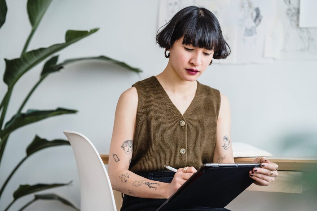 Conduzir entrevistas de seleção e recrutamento eficazes é crucial para garantir a contratação de profissionais variados e compatíveis com a cultura e as necessidades da empresa. Com o avanço da tecnologia, plataformas como a eTalentos surgiram para facilitar e aprimorar esse processo, oferecendo funcionalidades avançadas de seleção, recrutamento e triagem de currículos.